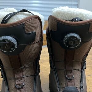 SNOWBOARDING BOOTS